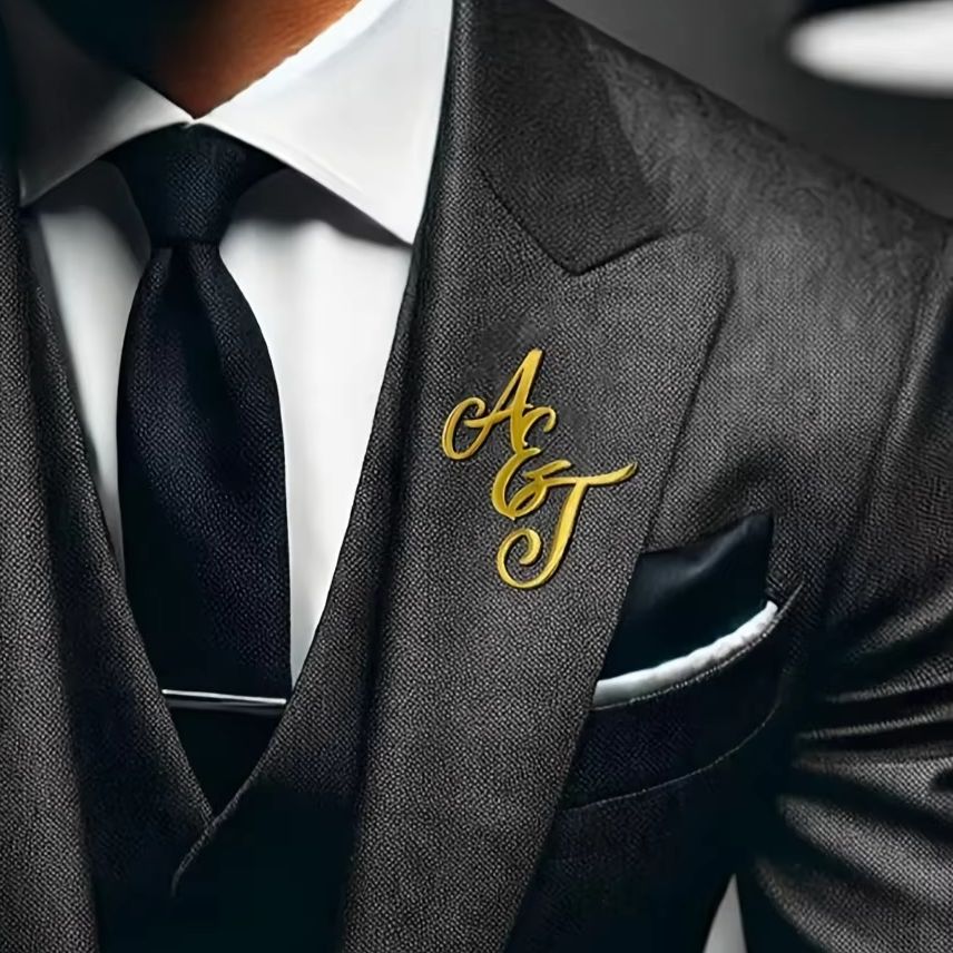 Tuxedo Lapel Pin - カスタムモノグラムイニシャル名ステンレス鋼ラペルピンパーソナライズブローチ男性のウェディングパーティービッグブローチお父さんギフト