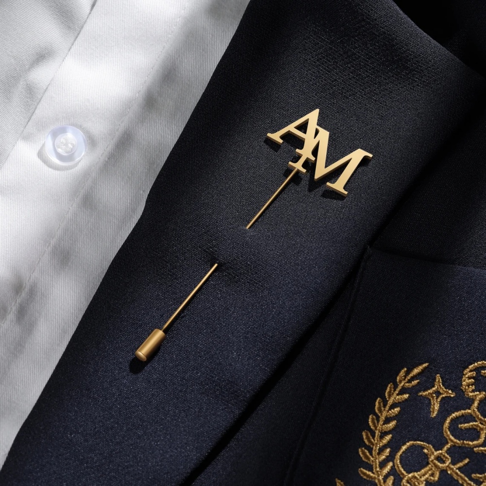 Tuxedo Lapel Pin - カスタムイニシャルブローチ メンズ ステンレススチールジュエリー パーソナライズカップルレターラベルピン 彼へのギフト